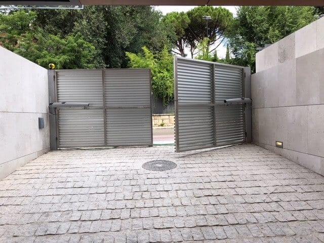 puerta batiente garaje - Instalación y Reparación Puertas de Garaje Batientes