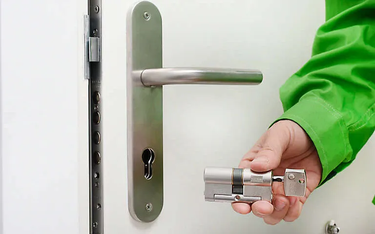 Que es el lock snapping 768x480 - Cómo cambiar la cerradura de una puerta blindada