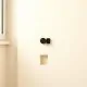 Cerraduras modernas en un panel claro, resaltando la seguridad en el hogar: Cuales son las cerraduras mas recomendadas para aumentar la seguridad en el hogar.