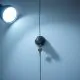 Cerradura de acero mate y llave geométrica sobre fondo blanco; imagen que evoca "Que servicios de cerrajeria ofrecen mejor seguridad en Mataro".