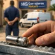 Primer plano de una mano cerca de un cilindro de acero, con fondo desenfocado de una escena en Mataró. Mejores servicios de cambio de cerraduras para puertas de garaje en Mataró.