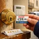 Cerca de una cerradura de bronce en una puerta de madera, un precio y una reseña resaltan: "Encuentra las mejores ofertas para cambiar cerraduras en Mataro".