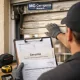 Técnico revisa persiana y documentos; Donde reparar persianas con garantia en Premia de Mar