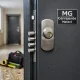 Puerta blindada gris instalada en edificio de Mataró, con cerradura multipunto y marco reforzado. Cuales son las mejores puertas blindadas para seguridad en Mataro
