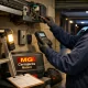 Encuentrame un cerrajero en Mataro especializado en puertas de garaje revisando el motor con tester y destornillador.
