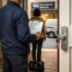 Cerrajero entrega presupuesto junto a puerta con cilindro nuevo; “Donde contratar un servicio economico para cambiar cerraduras en Mataro”.