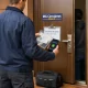 Cerrajero y residente con presupuesto y documentos ante puerta intacta; mu00f3vil: u201cLlamada en cursou201d. Donde puedo encontrar el servicio mas rapido de apertura de puertas en Mataro