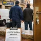 Cerrajero y cliente de espaldas junto a una entrada en Mataru00f3; Encuentra un servicio de cerrajeria en Mataro que ofrezca cambio de cerraduras a domicilio.